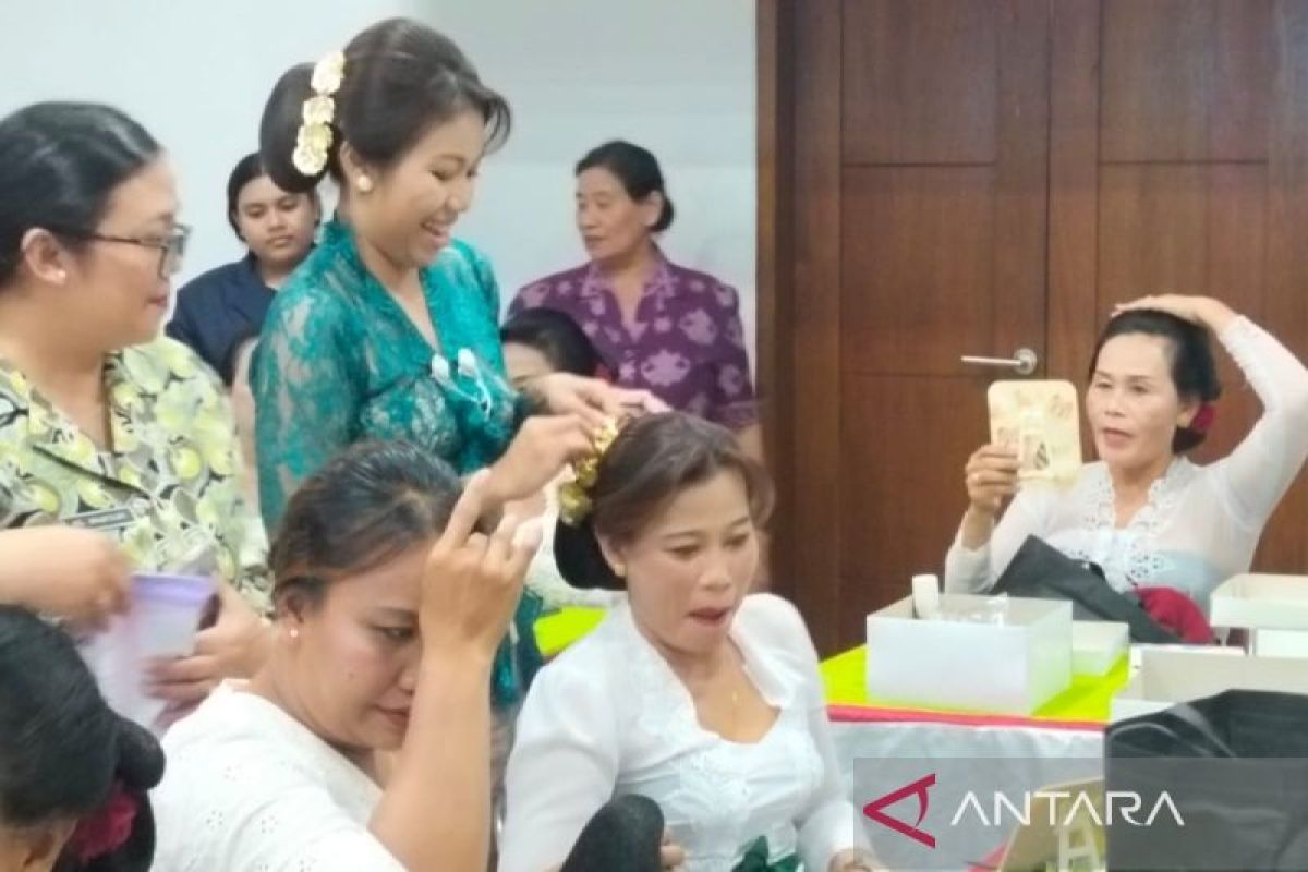 Pelatihan Sanggul dan Tata Rias di Bangli Bidik Peluang Ekonomi dari Tingginya Kebutuhan Upacara Adat Bali