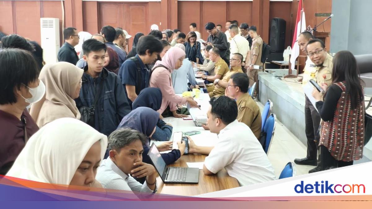 Hari Terakhir PCMB Jabar Diwarnai Ortu Siswa Serbu Kantor Disdik, Akun Tak Bisa Login hingga Waktu Habis