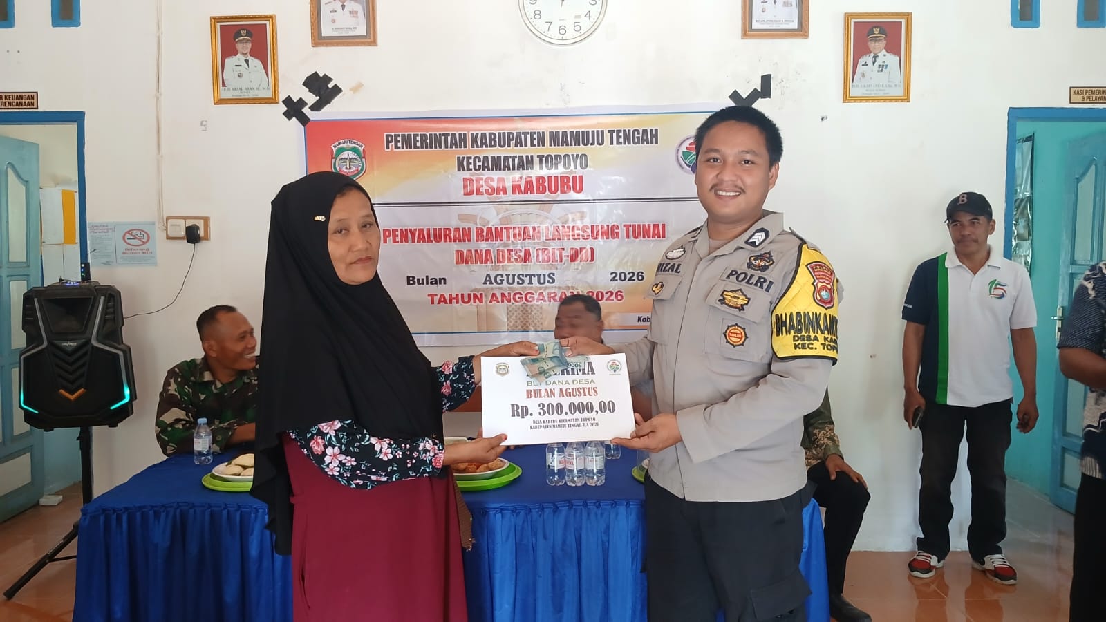 Bhabinkamtibmas Polsek Topoyo Kawal Penyaluran BLT-DD di Desa Kabubu, 11 Kepala Keluarga Terima Rp 300 Ribu