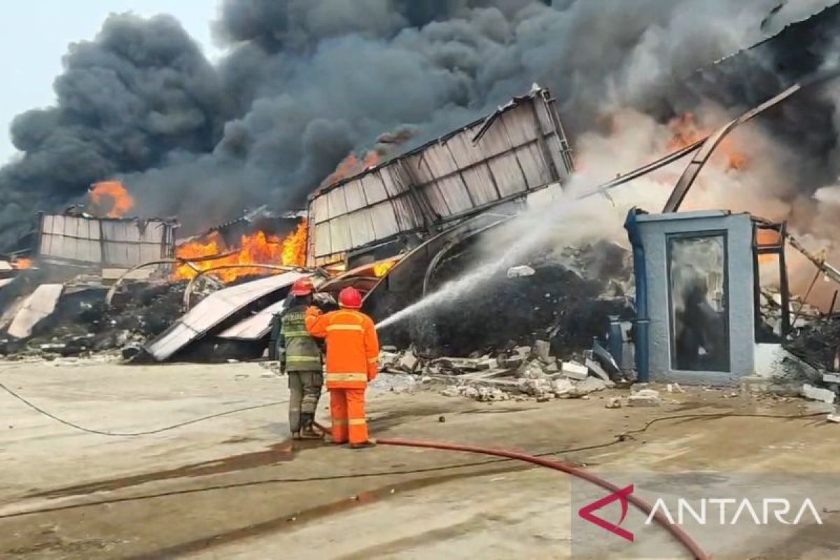 Kebakaran Hanguskan 20 Gudang di Kosambi Permai Tangerang, 30 Personel Damkar Dikerahkan