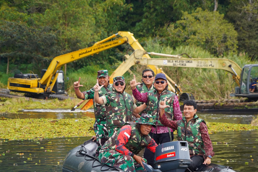 47 Hari Bersihkan 8 Hektare Eceng Gondok, Pangdam IX/Udayana Puji Kolaborasi Pulihkan Ekosistem Danau Buyan di Buleleng