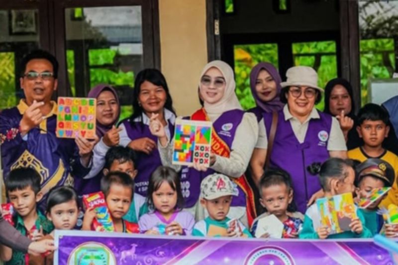 Ketua TP Posyandu Lamandau Dorong Kader Tingkatkan Pelayanan, Salurkan Bantuan Pakan dan Alat Edukasi di Dua Desa