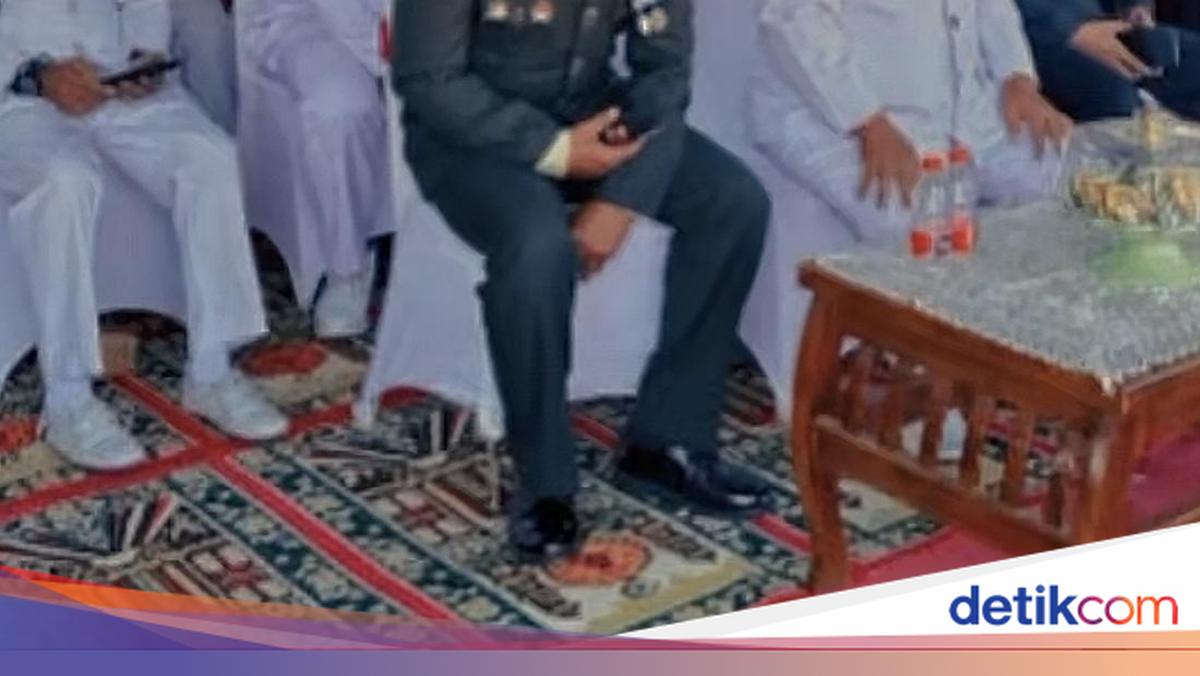 Karpet Bekas Masjid Jadi Alas Panggung Upacara HUT RI di Buton Tengah, Camat Mawasangka Minta Maaf