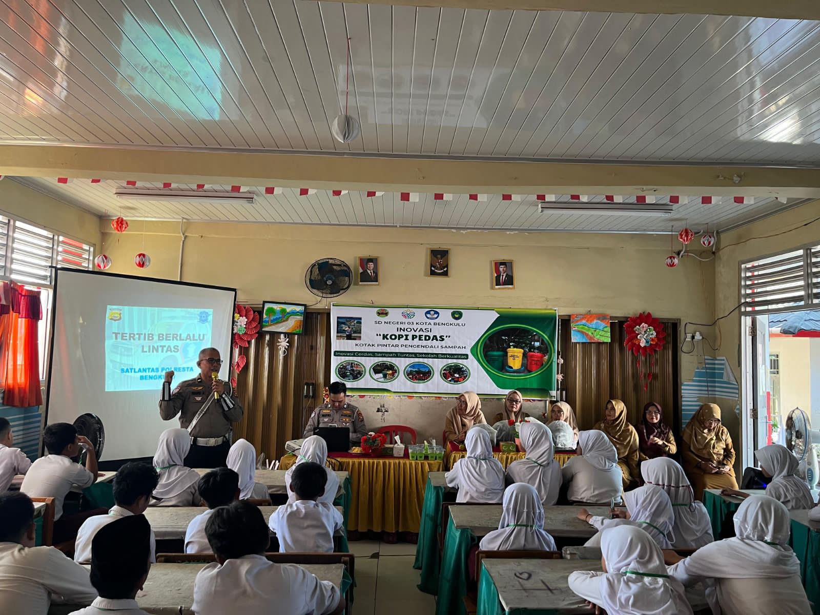 Satlantas Polresta Bengkulu Ajak 200 Siswa SD di Kampung Klawi Kenali Rambu Lalu Lintas dan Bahaya Balap Liar