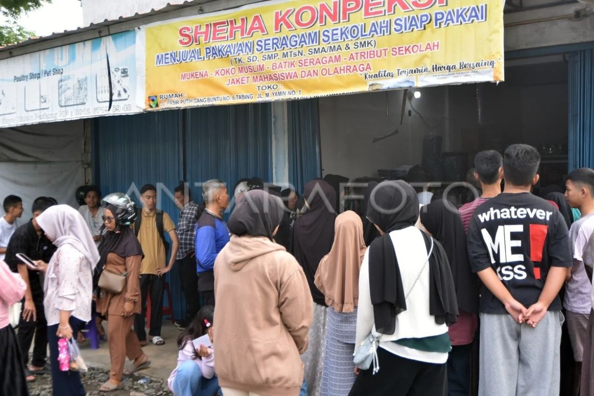 Orang Tua Murid di Padang Antre Beli Seragam Sekolah Jelang Tahun Ajaran Baru 2026/2027, Harga Mulai Rp150 Ribu