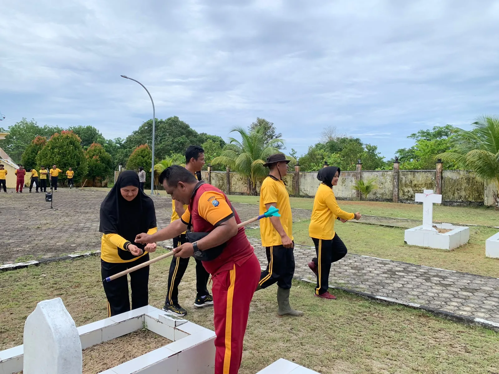 Sambut HUT Bhayangkara ke-80, Personel Polsek Bunguran Timur Bersihkan Makam Pahlawan di Natuna