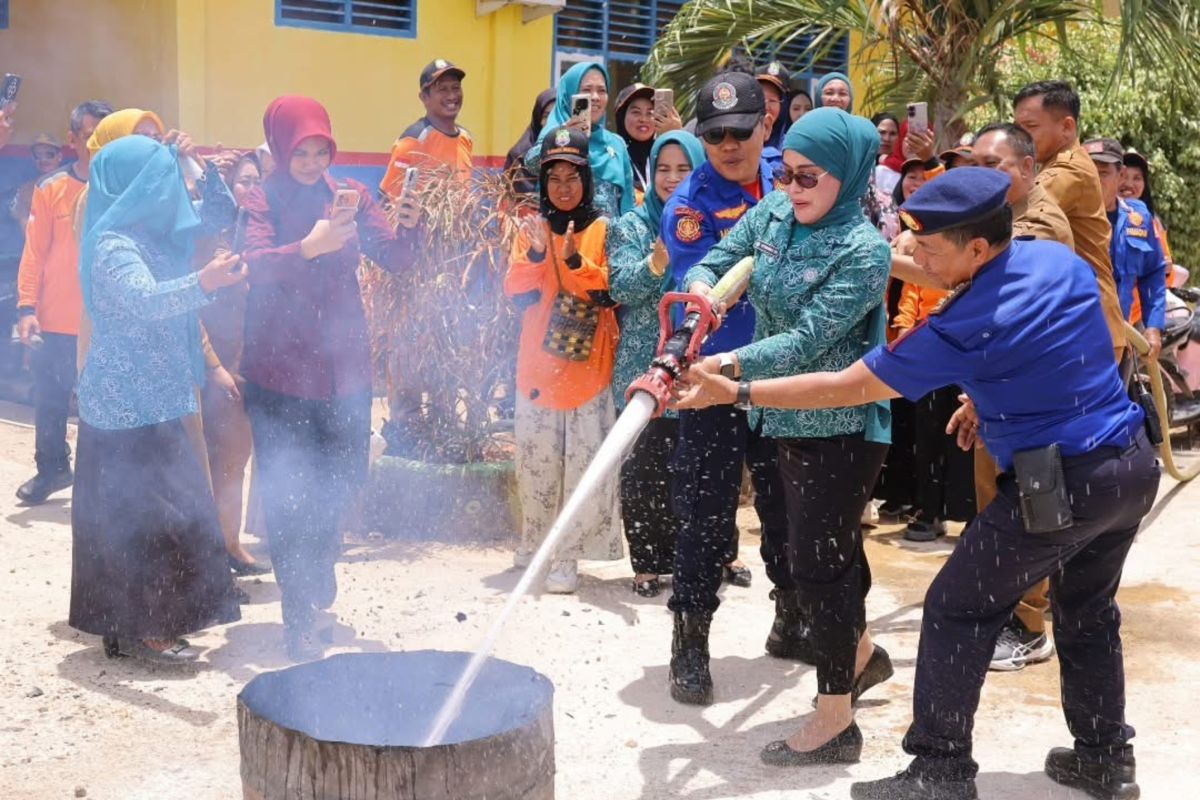Pemkab Bombana Latih 1 Tim Reaksi Cepat Hadapi Karhutla dan Kekeringan Lewat Simulasi Pemadaman