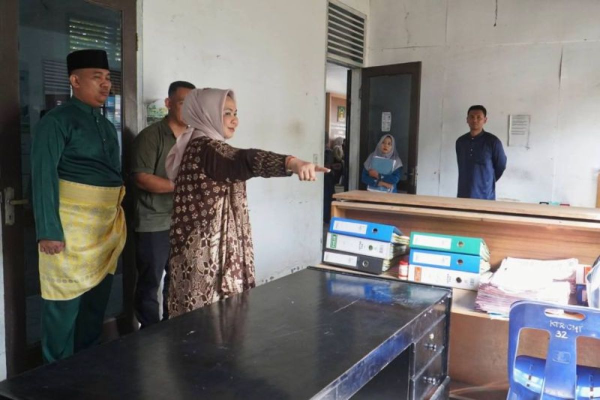 Plt Bupati Langkat Sidak Kantor Camat Salapian, Periksa Toilet hingga Absensi Pegawai