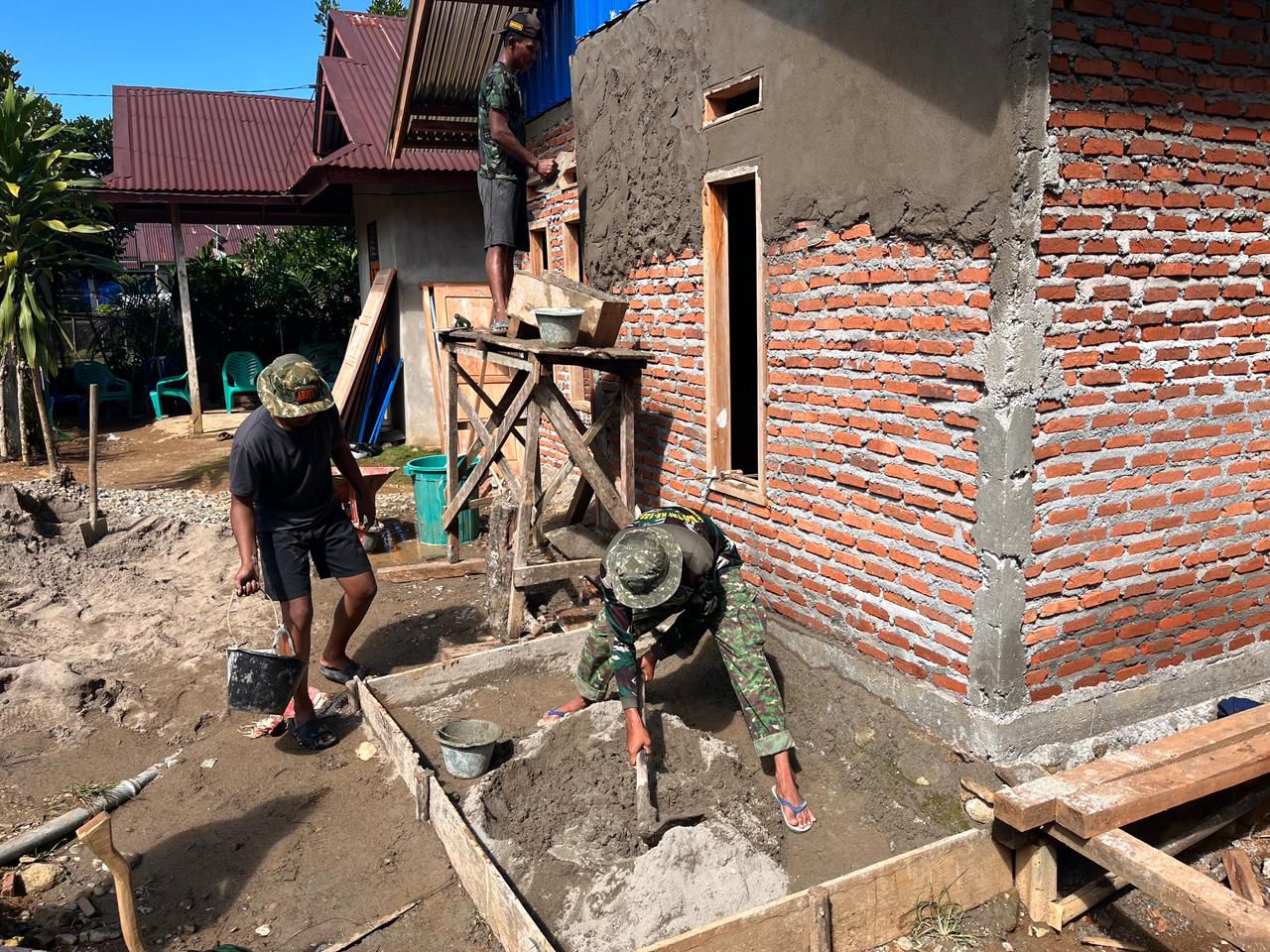 Kualitas Dinding RTLH Warga Seluma Dijamin Presisi, Satgas TMMD Kodim 0425 Gunakan Acuan Benang