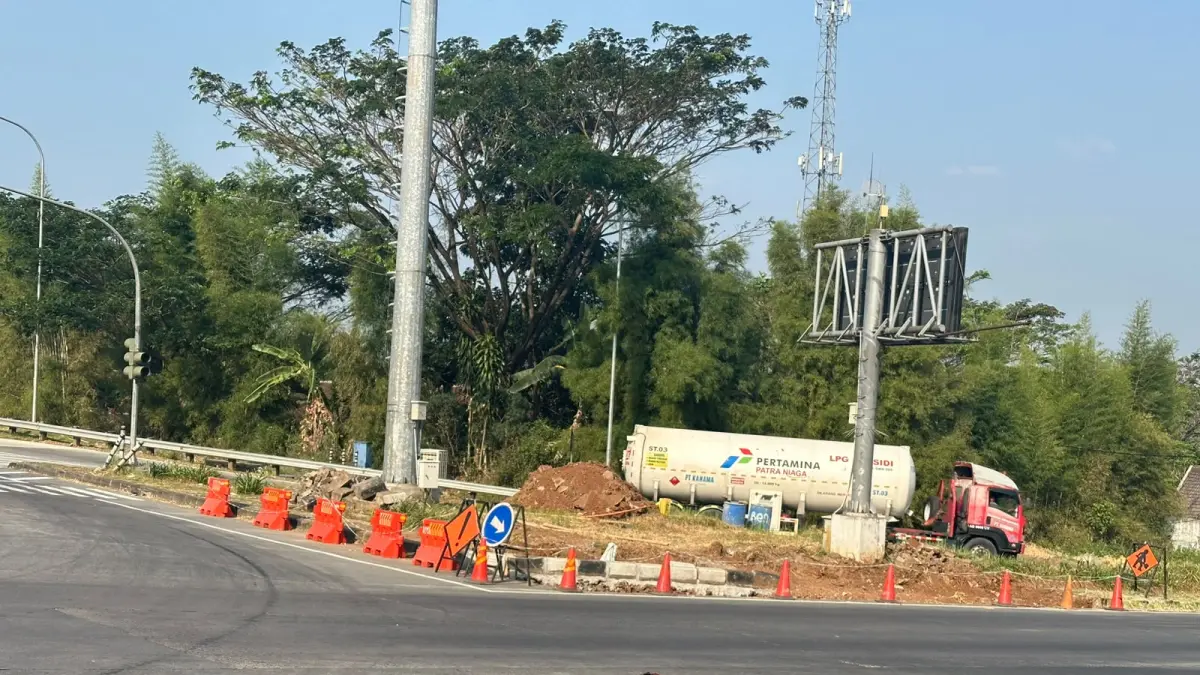 Demi Keselamatan Pengendara, Pulau Jalan di Simpang Exit Tol Bawen Kabupaten Semarang Dibongkar