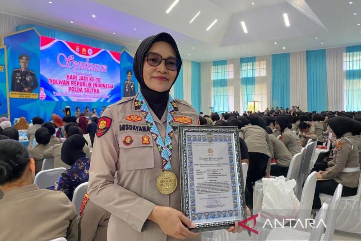 Kapolda Sultra Beri Penghargaan untuk Dua Polwan Berprestasi di Hari Jadi ke-78, Ini Bidangnya