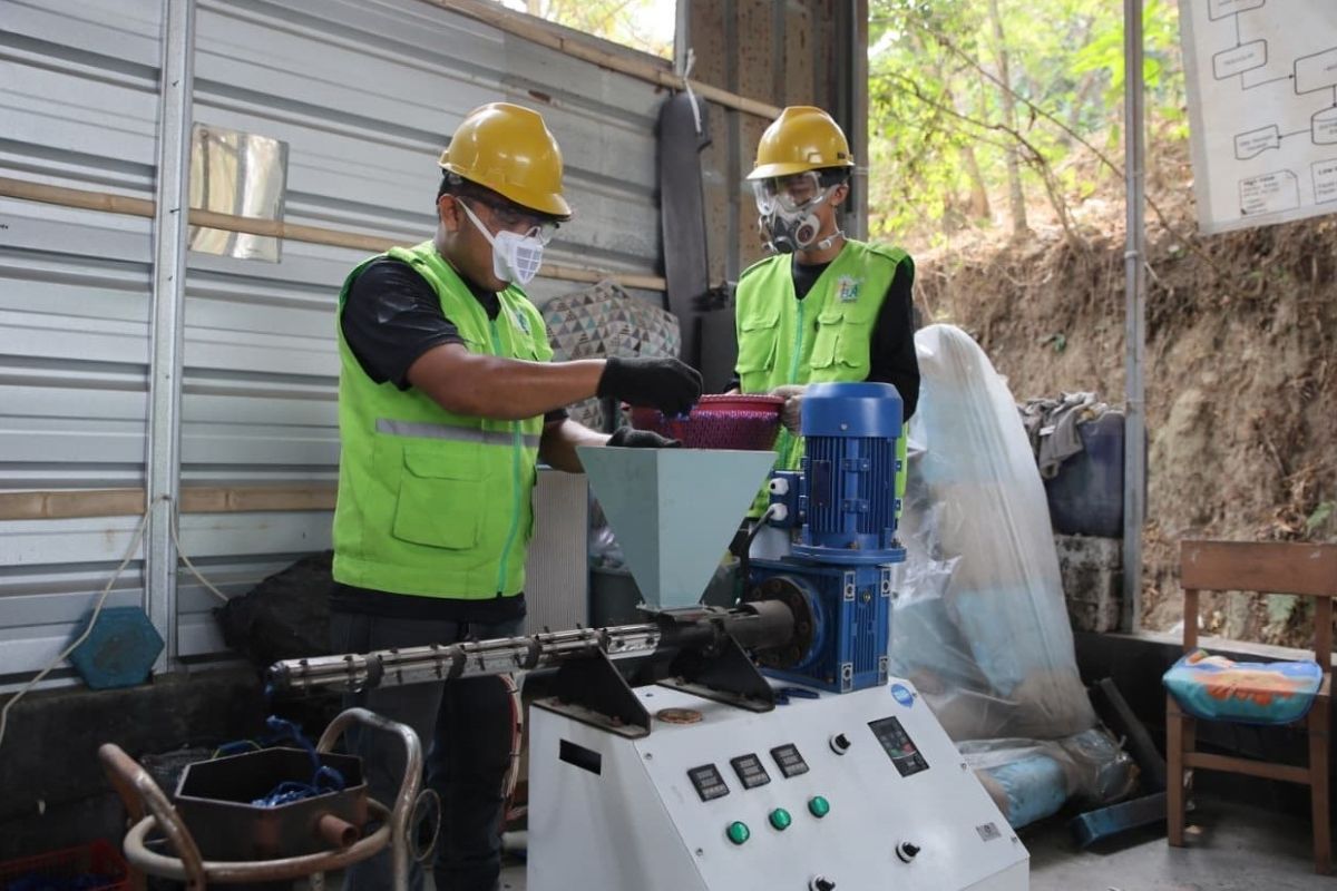 PGN dan Pemkot Cilegon Olah 871 Kg Sampah Plastik Jadi Furnitur hingga Gantungan Kunci Lewat Program Rumah Hijau Nusantara
