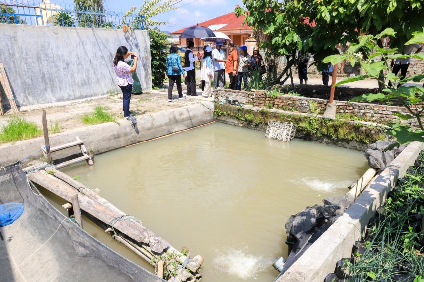 Ketua TP PKK Pematangsiantar Tinjau Dua Kelurahan untuk Lomba Tingkat Sumut, Warga Manfaatkan Drainase Jadi Kolam Ikan