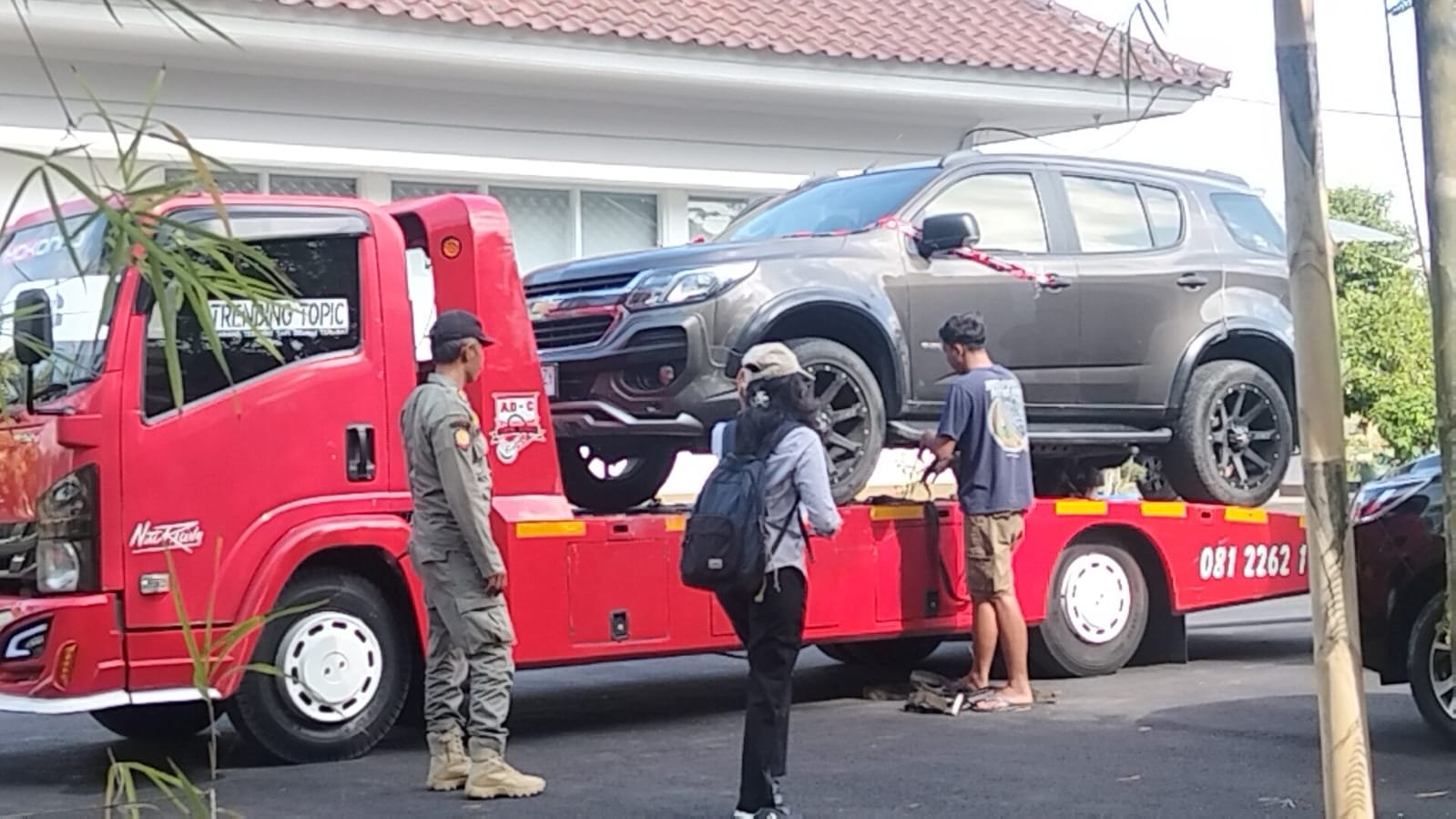 KPK Sita Dua Mobil Mewah dari Rumah Dinas Bupati Nonaktif Lombok Barat LAZ, Total Barang Bukti Capai Rp 19,4 Miliar