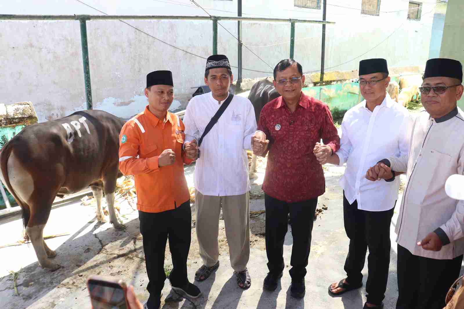 Bupati Buleleng Serahkan Hewan Kurban di Masjid Agung Singaraja, Tegaskan Iduladha Momentum Perkuat Toleransi