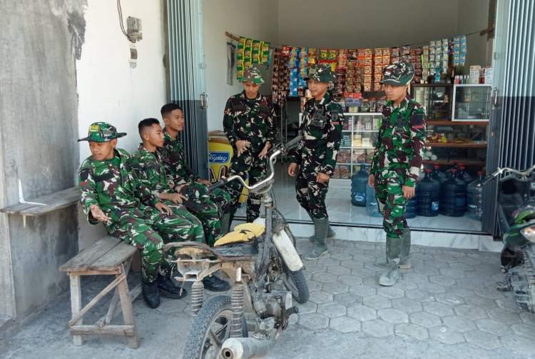 Warung Bu Yanti di Bojonegoro Raup Berkah dari TMMD 129, Personel Satgas Jadi Pelanggan Setia