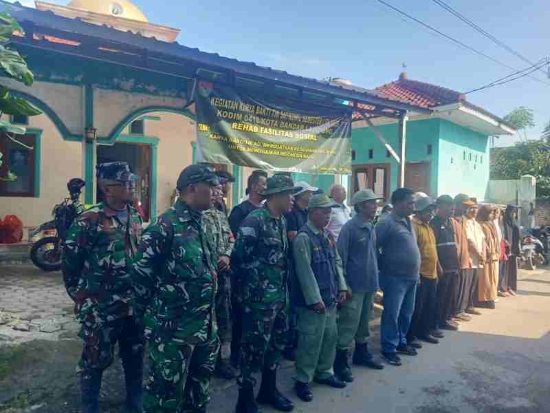 Babinsa Koramil Panjang Pimpin Gotong Royong Rehab Masjid dan Baksos Kesehatan di Panti Asuhan Sukarame