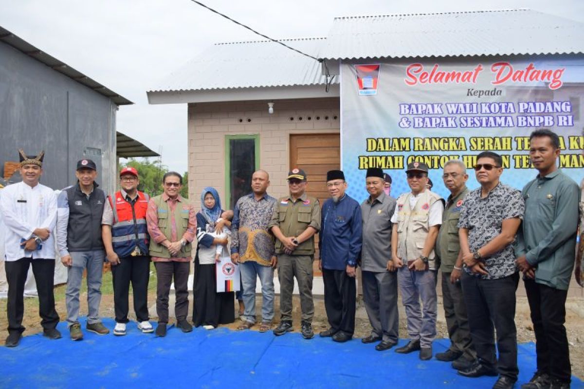 Tiga Unit Huntap Mandiri Bahan Sepablock Diserahkan BNPB di Sumbar, Pasien Bencana Terima Kunci Hunian Baru