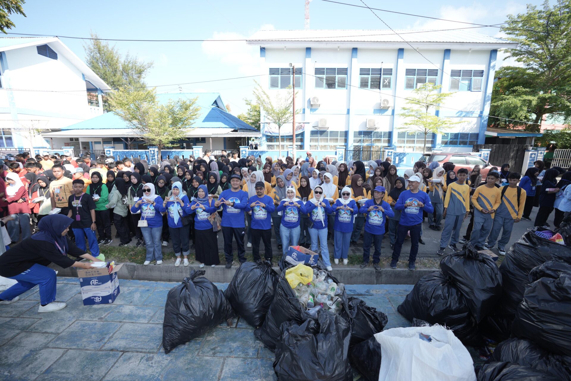 Kader Demokrat hingga 500 Pelajar Gotong-royong Bersihkan Stadion Prasamya Majene, Sampah Ditimbang untuk Apresiasi