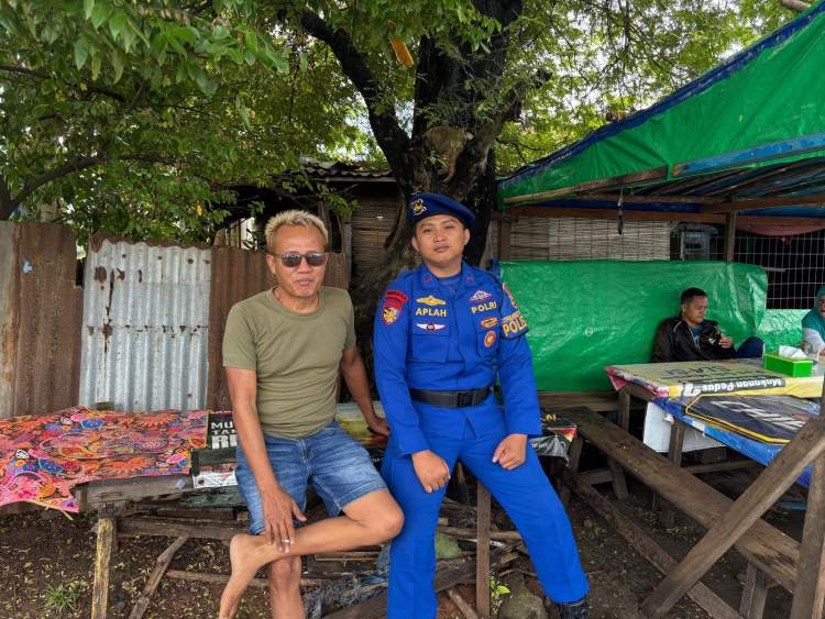 Polisi RW Polda Bengkulu Sambangi Nelayan Teluk Sepang, Ingatkan Cuaca Buruk dan Wajib Bawa Life Jacket