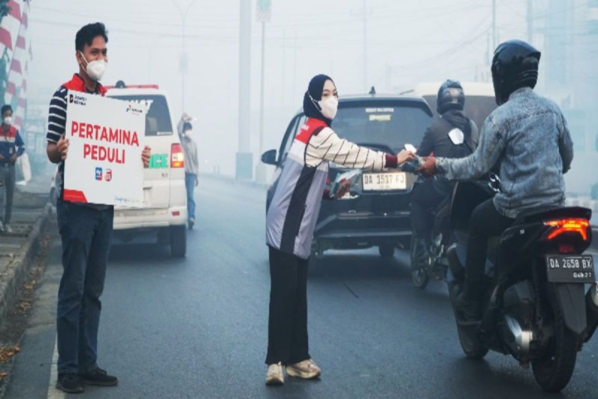 Pertamina Patra Niaga Salurkan Ribuan Masker dan 4.950 Liter BBM untuk Petugas Karhutla di Banjarbaru dan Banjarmasin