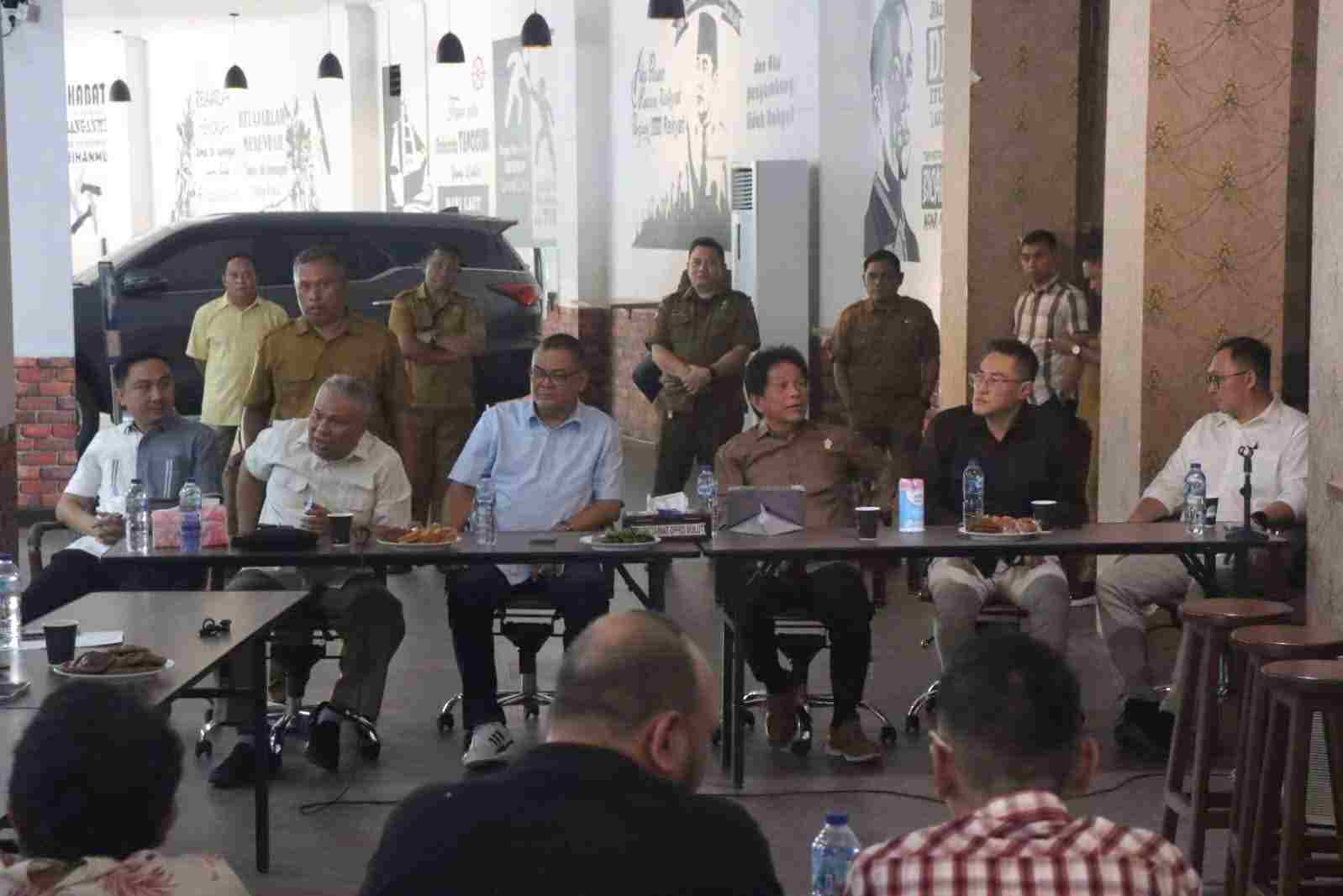 Ketua DPRD Sulut Fransiscus Andi Silangen Ngopi Bareng Wartawan, Soroti Peran Strategis Pers bagi Demokrasi Daerah