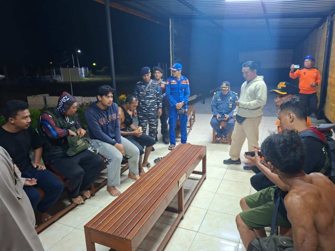 Perahu Pemancing Terbalik di Perairan Buleleng, Enam Orang Tercebur ke Laut dan Berhasil Dievakuasi