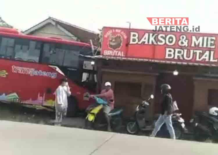 Sopir Batuk Mendadak Hilang Pandangan, Bus Trans Jateng Tabrak Warung Bakso di Grobogan, Kerugian Rp5 Juta