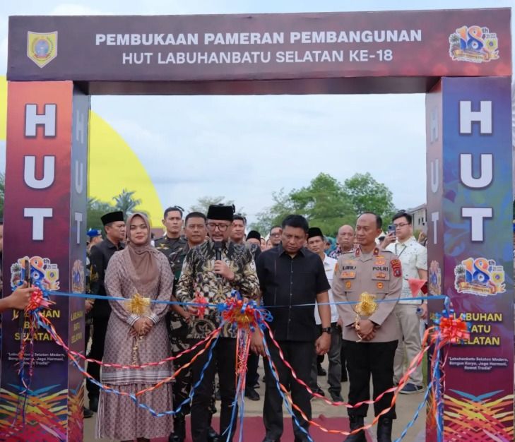 Bupati Labusel Fery Sahputra Buka Pameran Pembangunan HUT ke-18, Dorong Warga Ramaikan dan Dukung UMKM Lokal