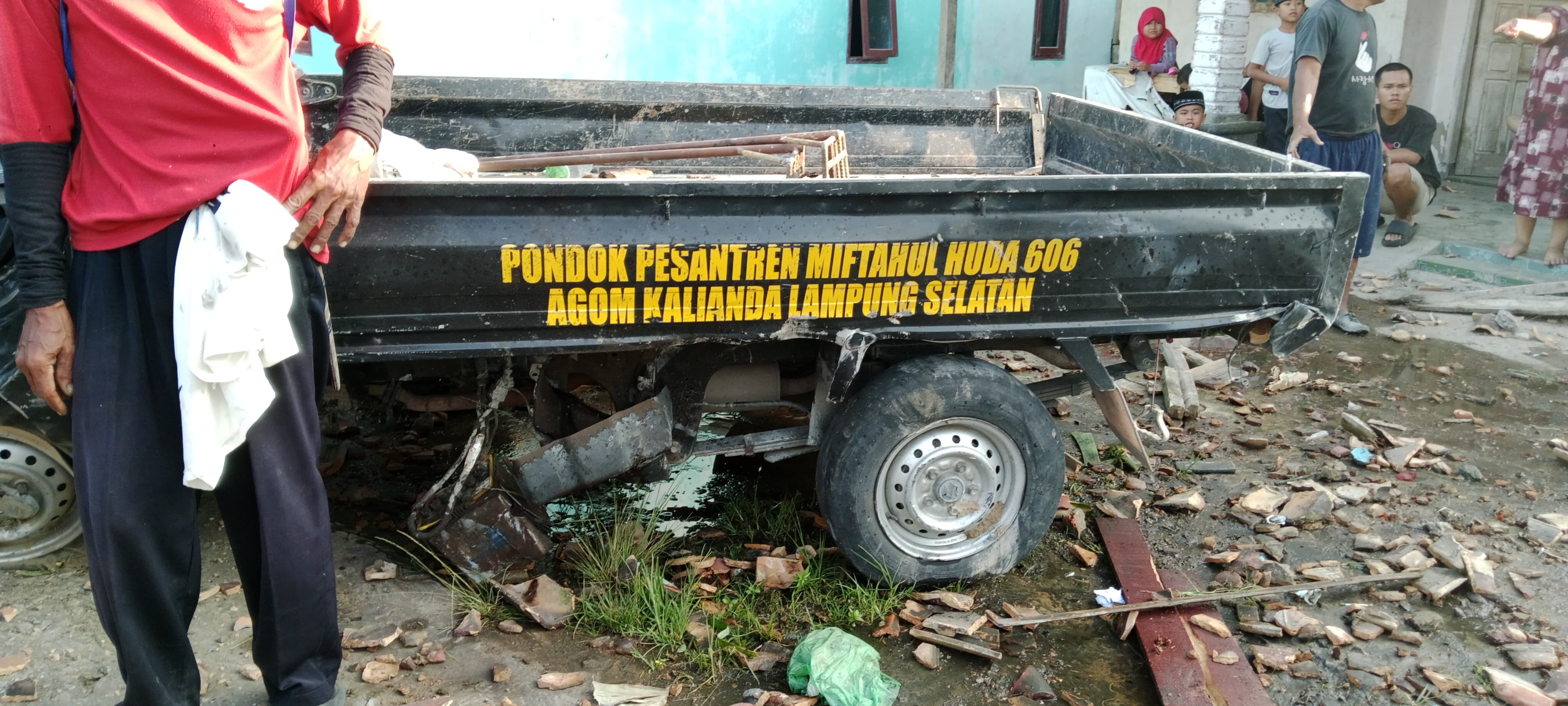 Kecelakaan Maut di Lampung Selatan: Mobil Pikap Muat Santri Hilang Kendali, Tabrak Rumah Warga, 2 Tewas