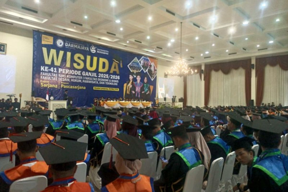 4 Prestasi IIB Darmajaya di Wisuda Ke-41: IPK Sempurna, Student Mobility ke Tiongkok, hingga Guru Besar AI
