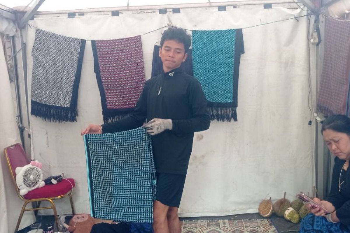 Produk UMKM Badui Ramaikan Bazar Harkop Harnas 2026 di Rangkasbitung, Kain Tenun Janggawari Dijual Rp 1 Juta