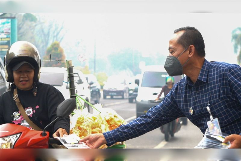 Bank Kalteng Salurkan 2.000 Masker dan Vitamin di Palangka Raya, 2.584 Warga Terpapar ISPA Imbas Kabut Asap