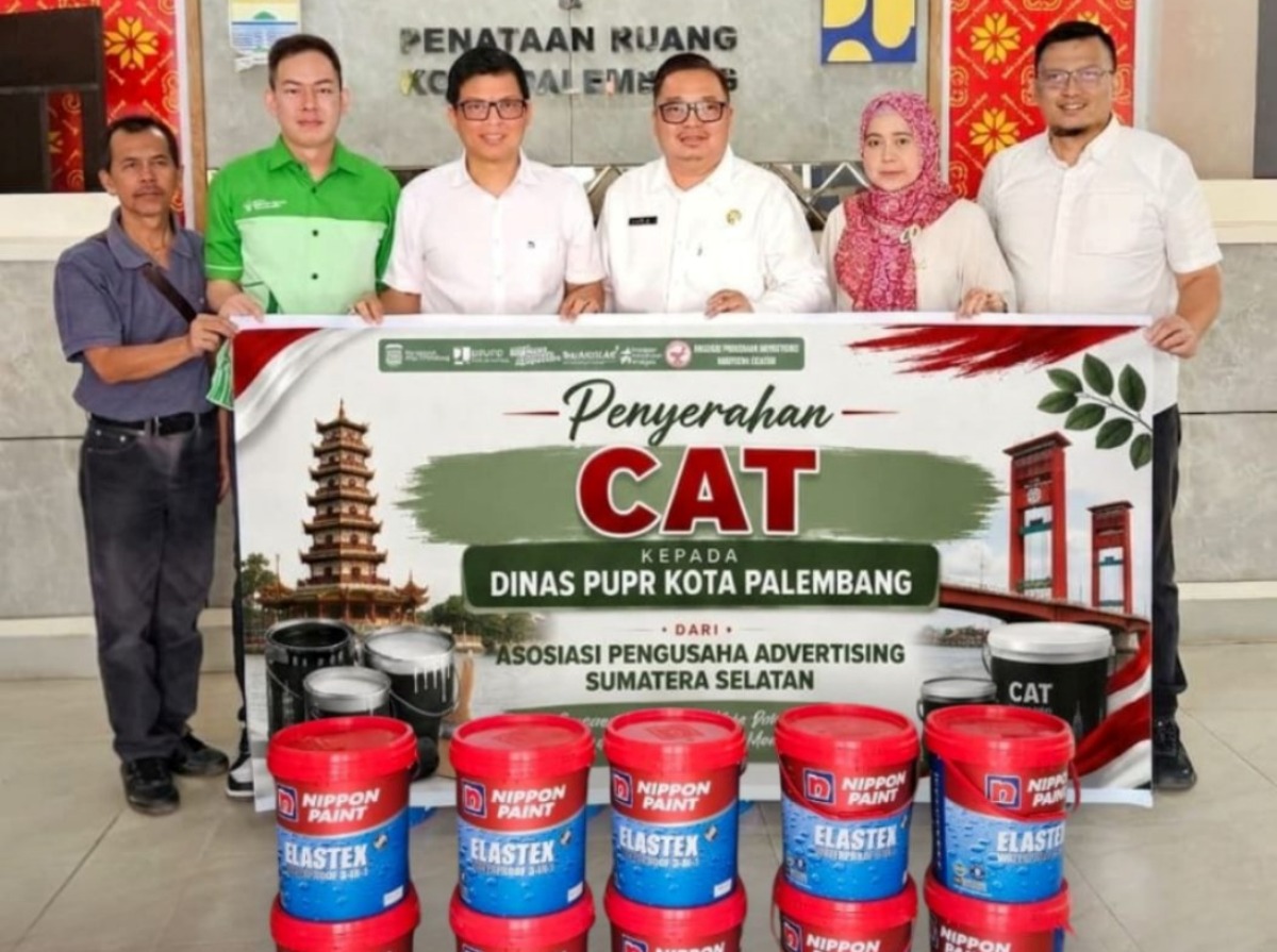 Sambut HUT Palembang, Asosiasi Pengusaha Advertising Sumsel Serahkan Bantuan Cat untuk Perbaiki Trotoar di Sejumlah Titik