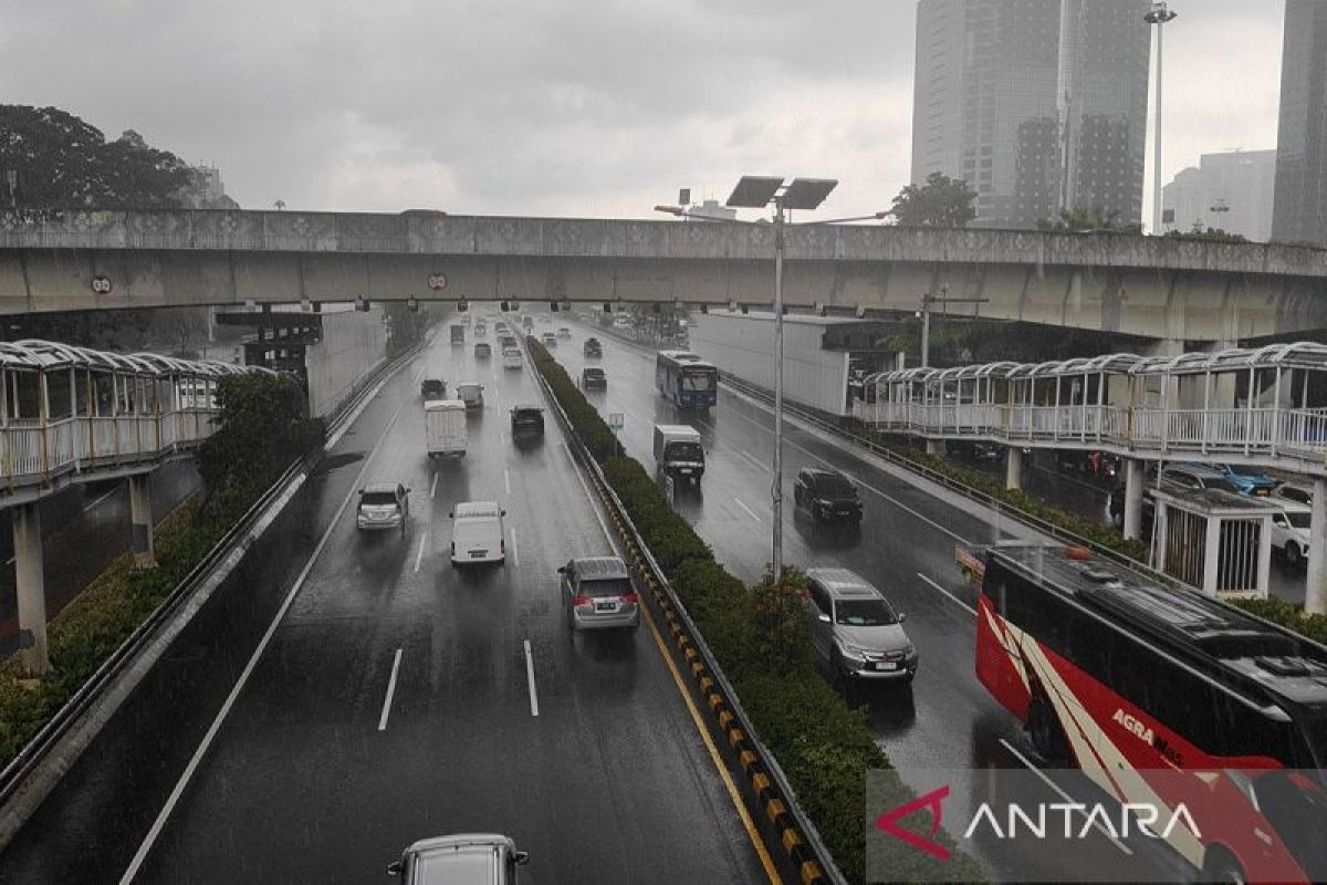 Palembang Diguyur Hujan Lebat Disertai Petir, Warga Diminta Waspada Banjir dan Pohon Tumbang