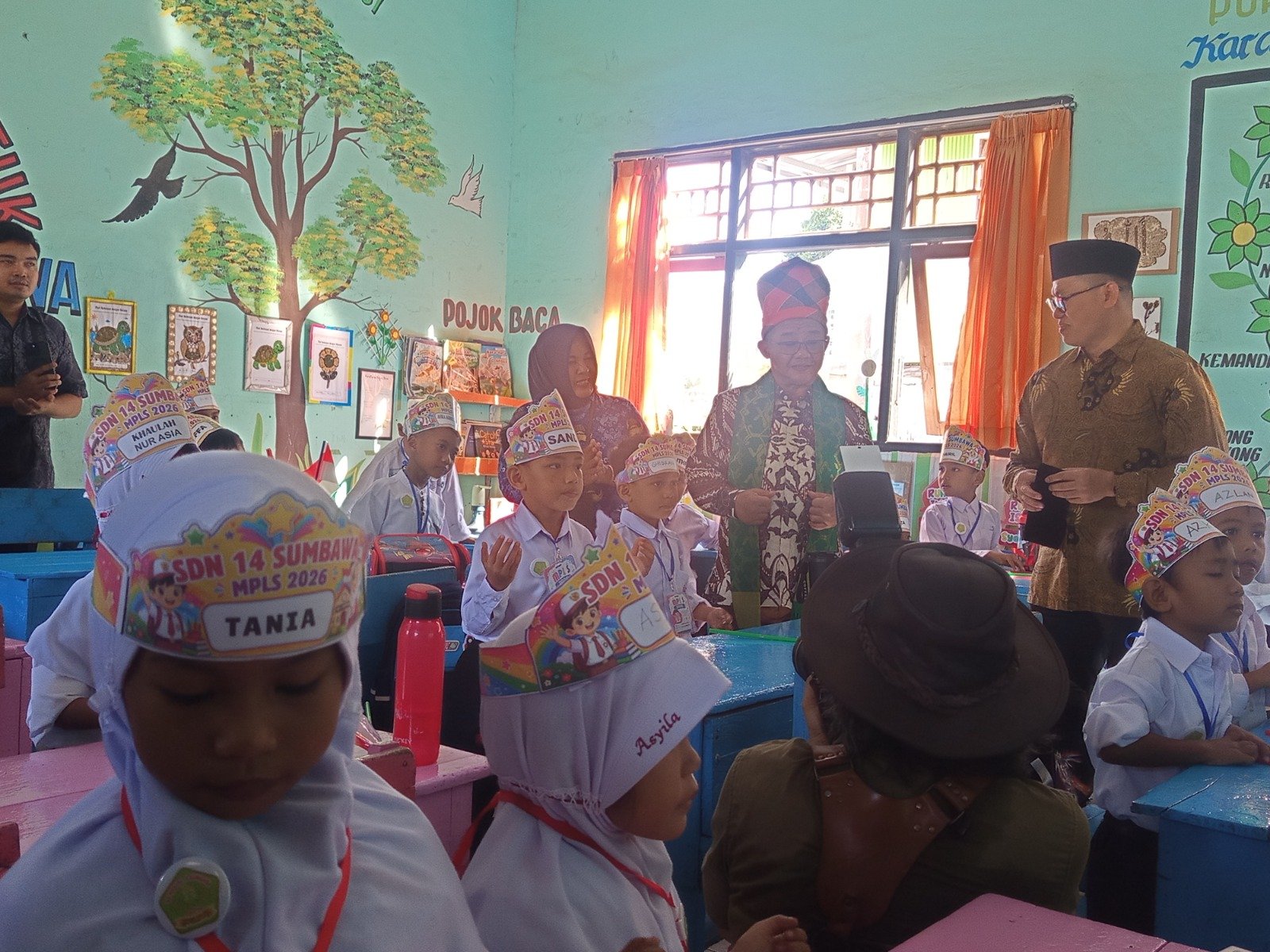 Mendikdasmen Abdul Mu’ti Tinjau MPLS di Sumbawa, Tekankan Budaya Sekolah Aman dan Nyaman Serta Perbaikan Menu MBG