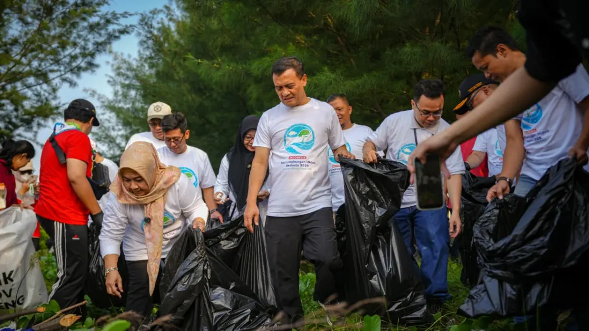 PLN Salurkan 2.000 Bibit Pohon di Pantai Tirang Semarang, Peringati Hari Lahir Pancasila dan Hari Lingkungan Hidup