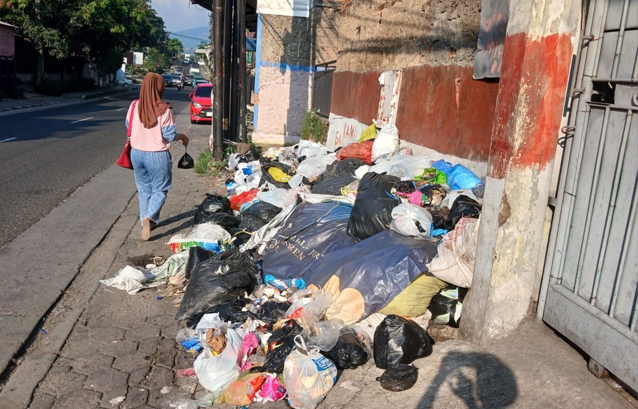 Sampah Menggunung di Cileunyi, Warga Ancam Setop Bayar Retribusi dan Tanya Nasib TPPAS Legoknangka