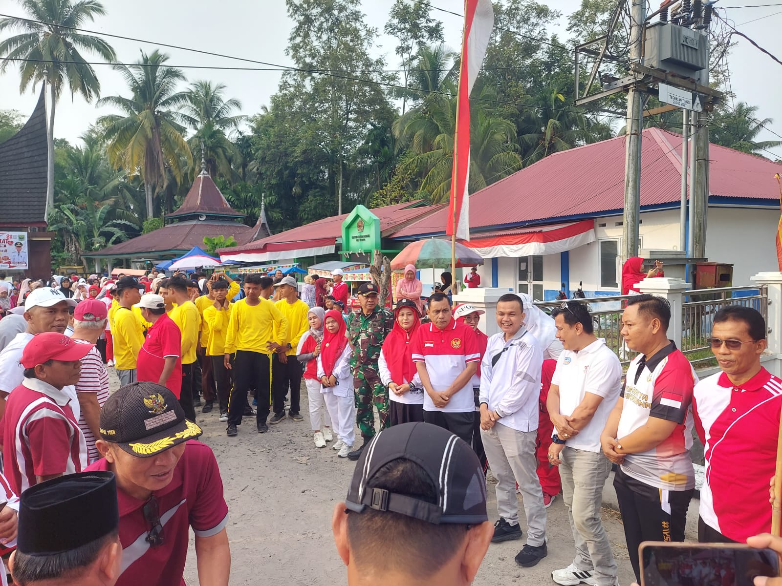 Babinsa Koramil 03/Sungai Sariak Kawal Jalan Sehat HUT RI ke-81 di VII Koto, 950 Warga Padati Jalan Pariaman