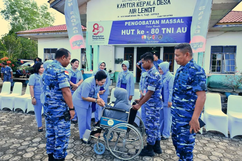 HUT TNI AU ke-80, Lanud Raden Sadjad Gelar Pengobatan Massal Gratis di Natuna, Warga Air Lengit Rasakan Manfaatnya