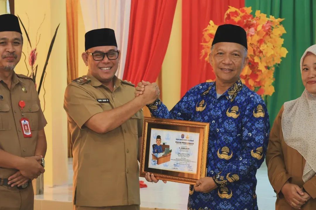 Plt Wali Kota Tarakan Ibnu Saud Serahkan Piagam Purna Bakti ke ASN 2026, Tekankan Pengabdian Tak Berhenti Setelah Pensiun
