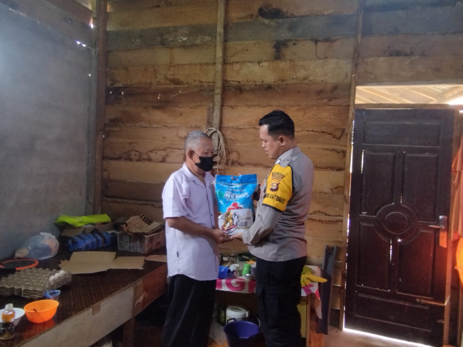 Sambut Hari Bhayangkara ke-80, Polsek Indralaya Salurkan 14 Paket Sembako ke Warga Kurang Mampu di Ogan Ilir
