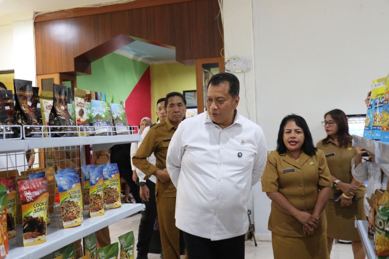 Wamen PANRB Tinjau NTT Mart di Kupang, Apresiasi Tata Kelola Produk UMKM Lokal yang Makin Profesional