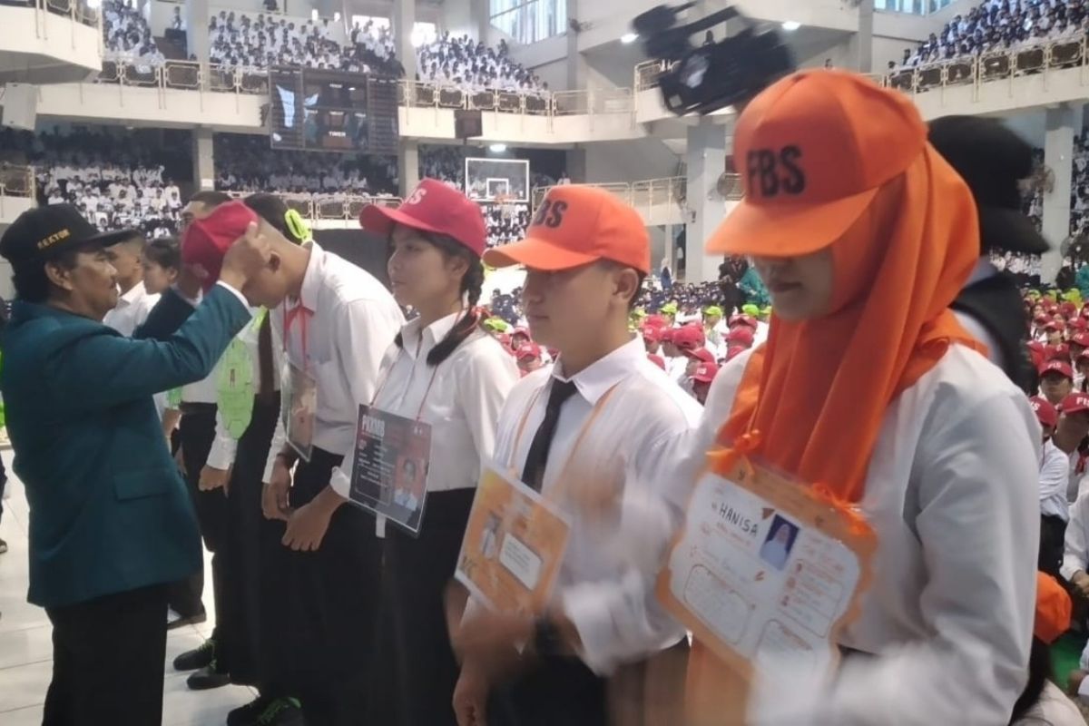 Rektor Unimed Resmi Kukuhkan Ribuan Mahasiswa Baru Angkatan 2026 di PKKMB, Ini Pesan Pentingnya