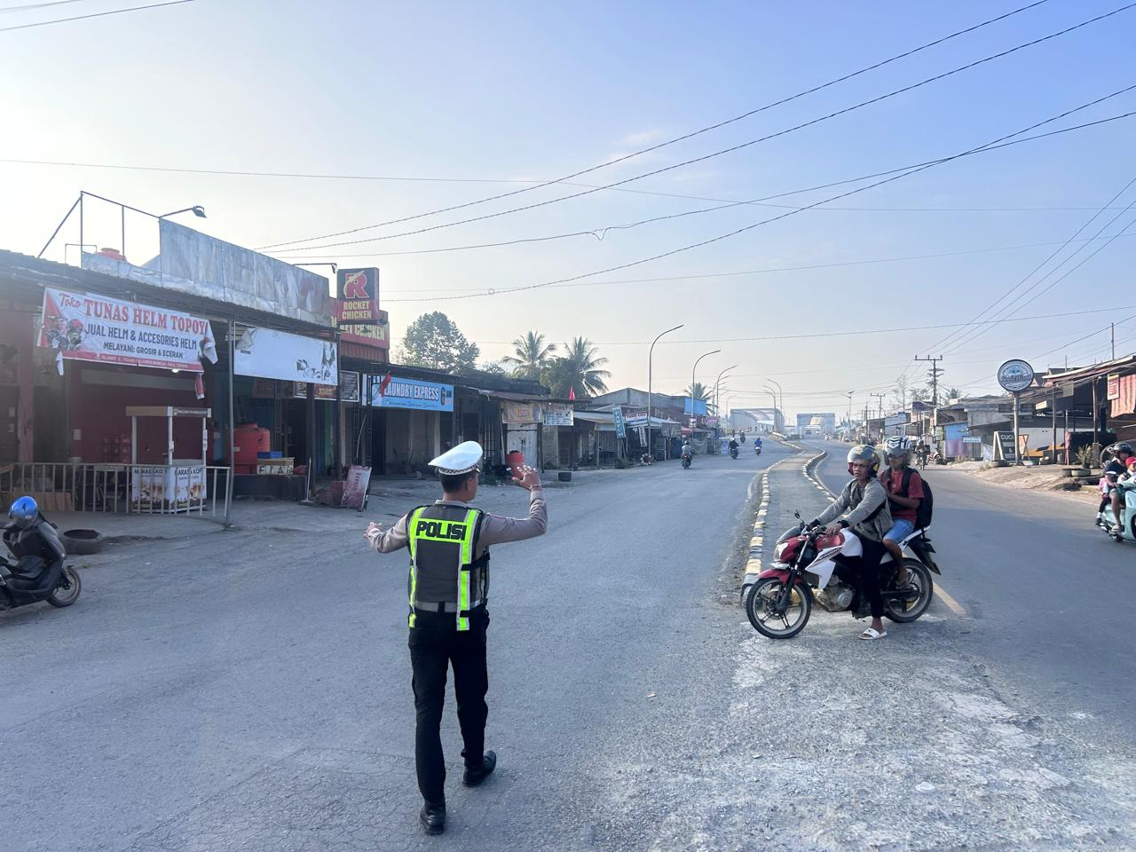 Sat Lantas Polres Mamuju Tengah Terjun ke 7 Titik Rawan Macet saat Commander Wish Pagi, Bantu Pelajar Menyeberang