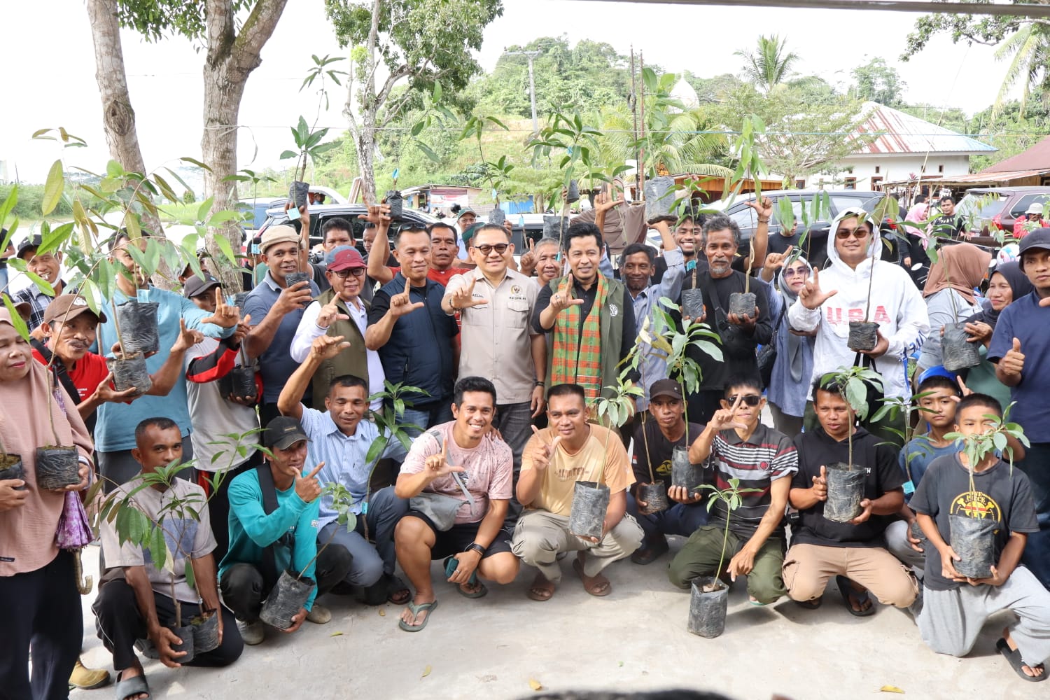 Jaelani Bagikan Ribuan Bibit Durian, Alpukat, dan Pala ke Ratusan Warga di Kendari dan Konawe Selatan untuk Rehabilitasi Hutan