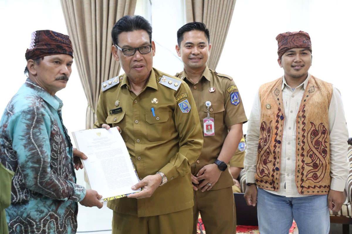 Pemkab HSS Serahkan Empat SK Pengakuan Masyarakat Hukum Adat di Kecamatan Loksado, Wabup: Jangan Sampai Teknologi Hilangkan Akar Budaya