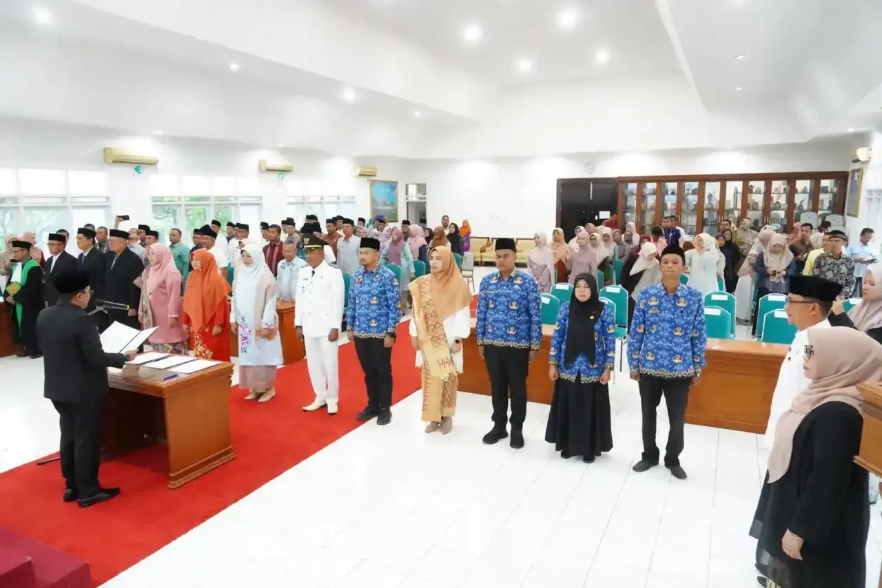Bupati Tanah Datar Lantik 12 Pejabat Baru, Terapkan Sistem Manajemen Talenta Ketat untuk Isi Kekosongan