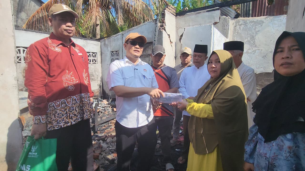 Pemprov Bengkulu dan BAZNAS Salurkan Bantuan ke Korban Kebakaran di Kebun Kenanga, Satu Rumah Hangus