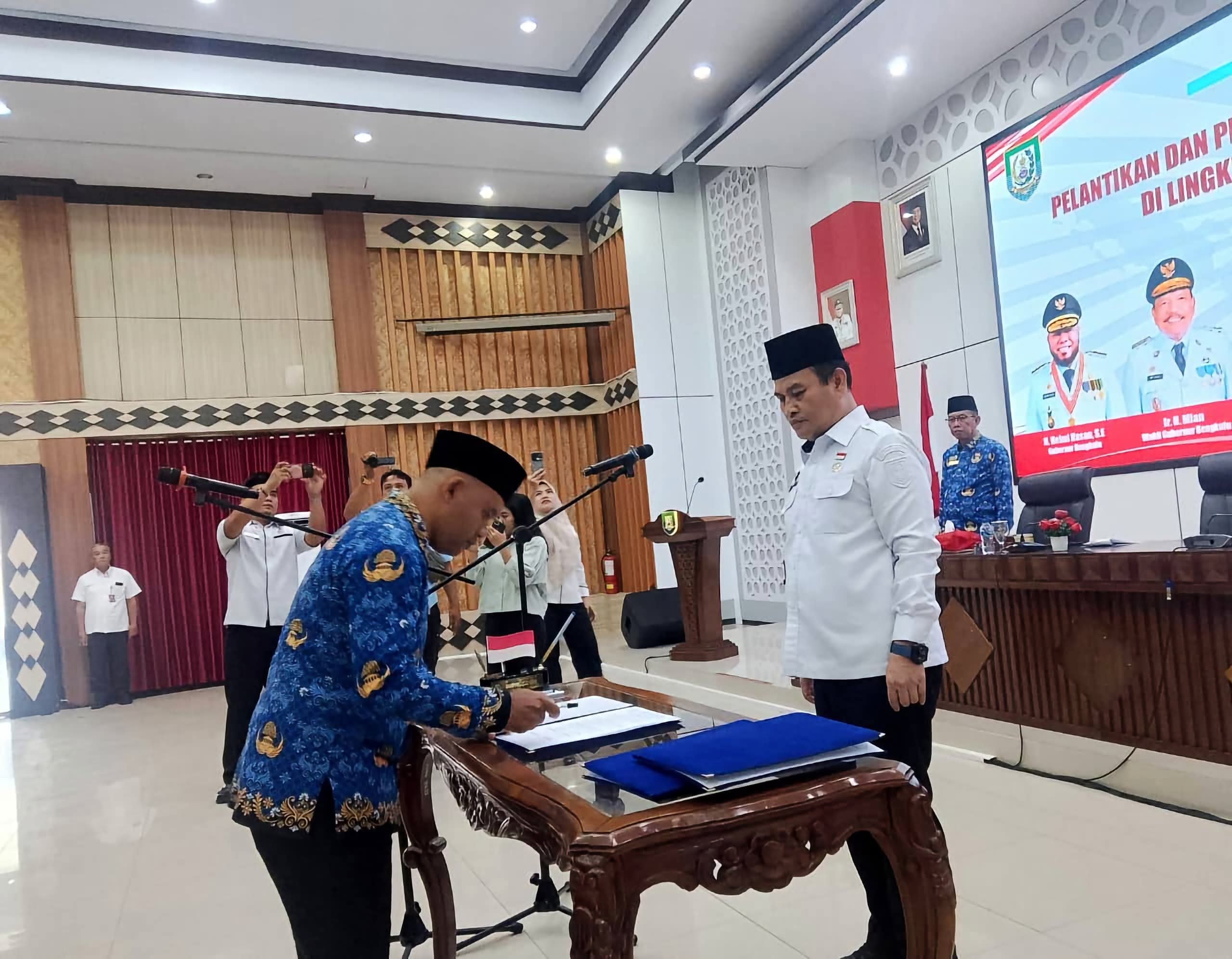 Sekda Bengkulu Herwan Antoni Lantik 164 ASN, Peringatkan soal Stigma “Datang, Absen, Ngopi, Tiktokan” di Jam Kerja
